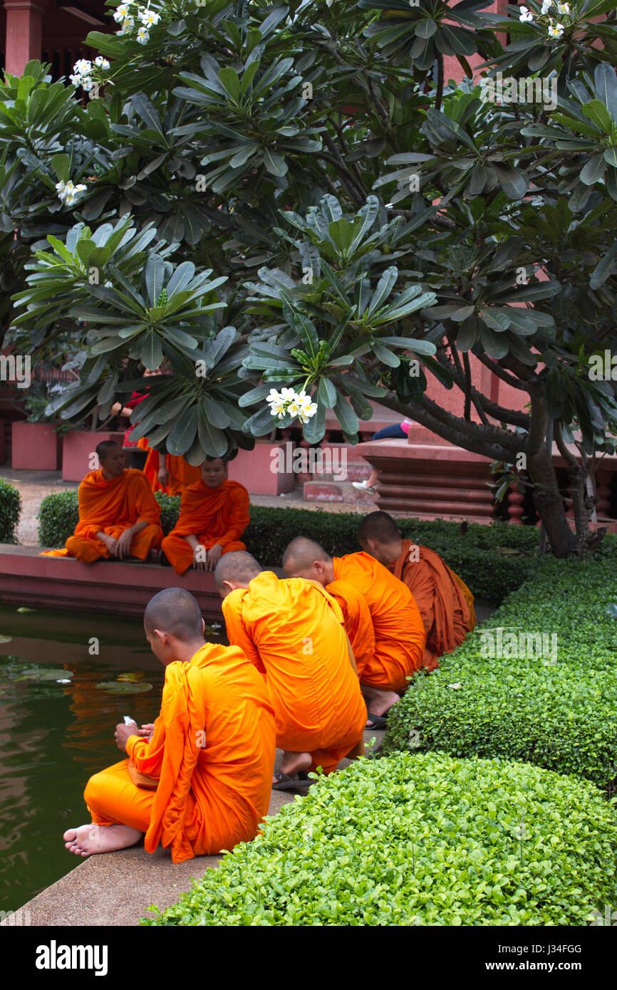 Buddhistische Mönche sitzen im Garten im Innenhof des Landesmuseums, Phnom Penh, Kambodscha Stockfoto