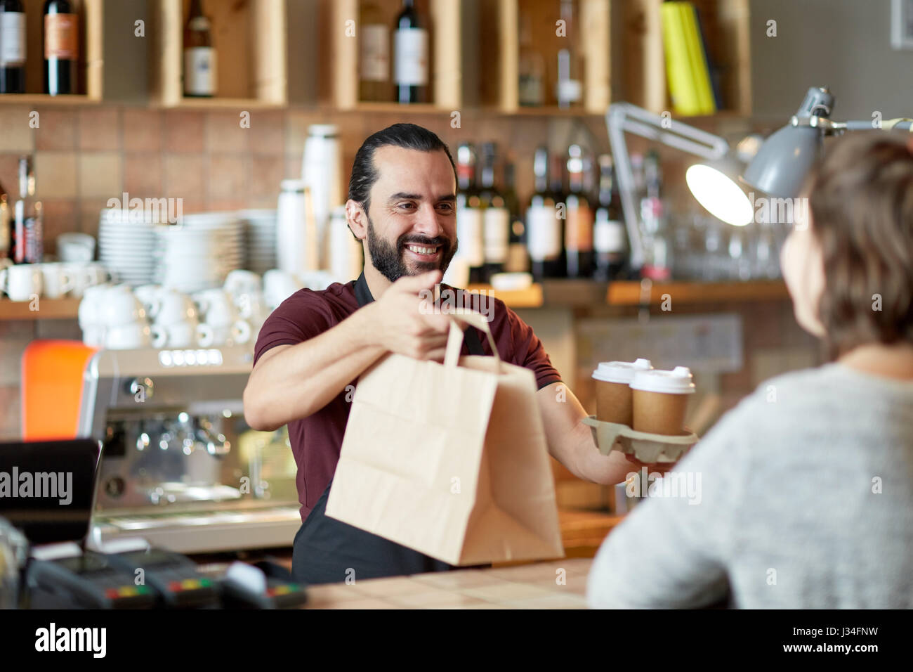 Mann oder Kellner servieren Kunden im Coffee shop Stockfoto