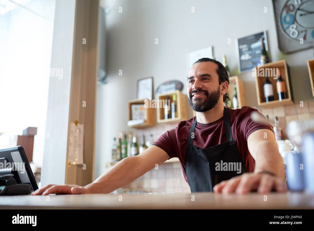 glücklicher Mann oder Kellner in Bar oder im Café Stockfoto