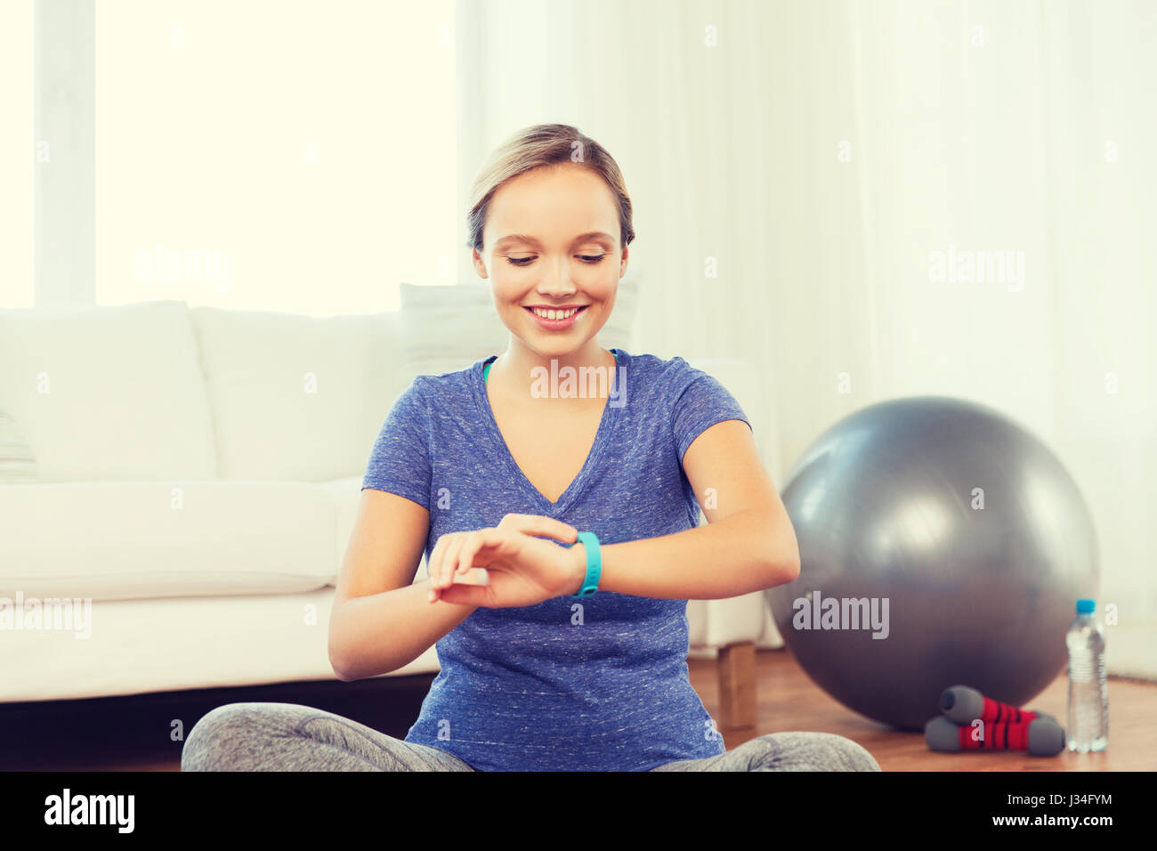 glückliche Frau mit Herzfrequenz Uhr Training Stockfoto