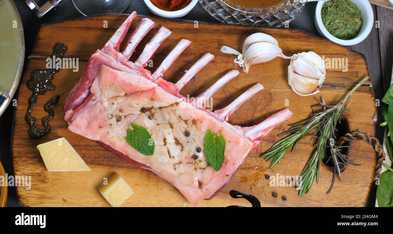 Top-down Ansicht von Zutaten für geprägten Rack mit Lamm Stockfoto