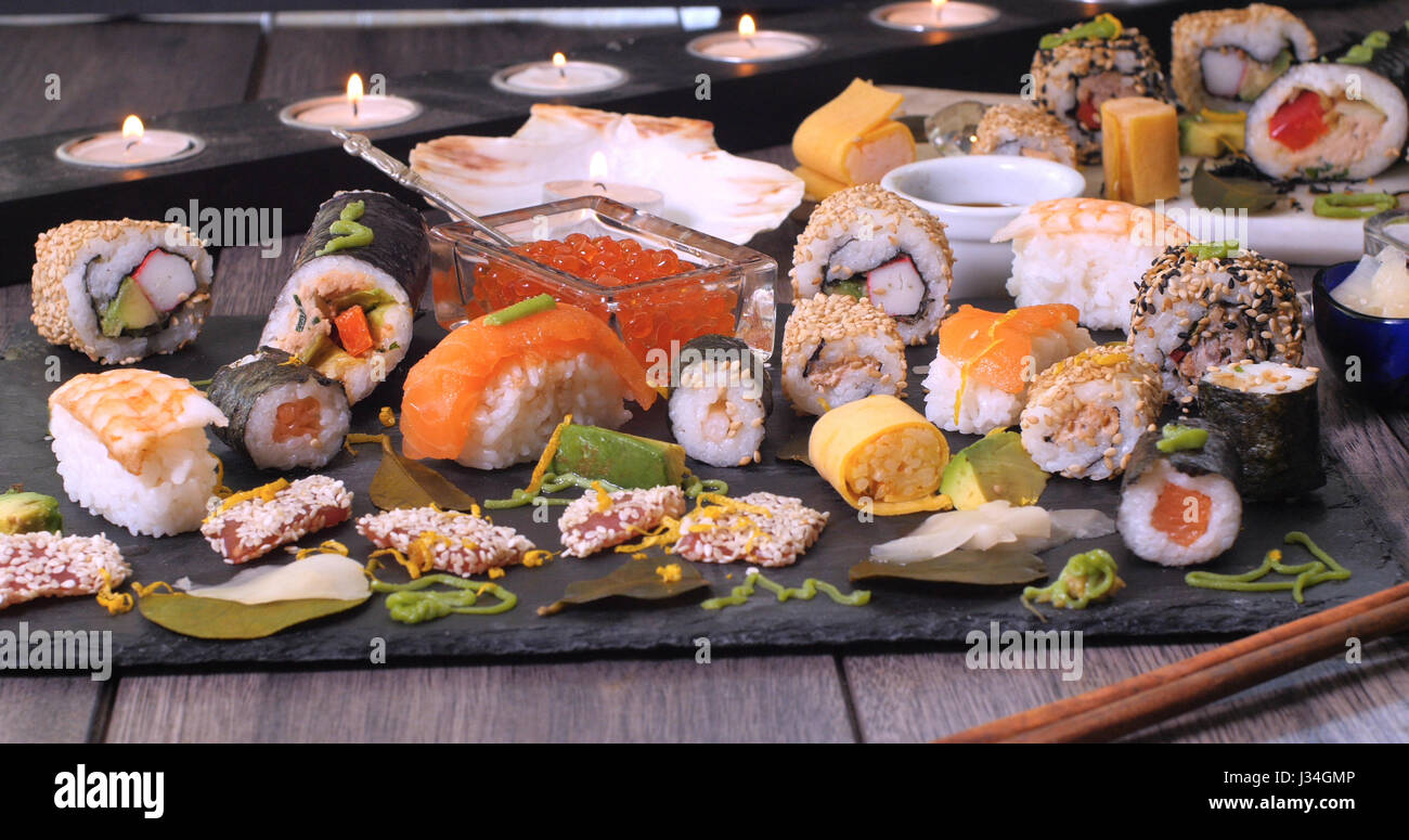 Blick auf eine Auswahl an japanischem Essen: Sushi, Nigiri, Sashimi, Rollen Stockfoto