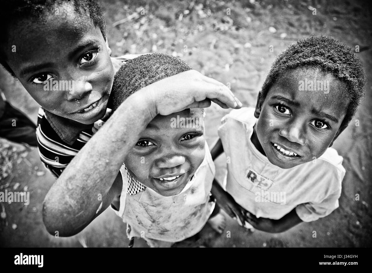 Sambia, genießen Kinder posieren für Touristen-Fotografen im Fischerdorf Stockfoto