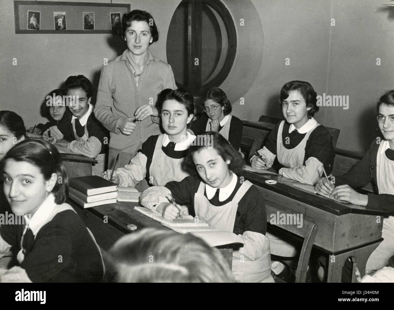 Klassenzimmer-Foto mit dem Lehrer, Italien 1953 Stockfoto