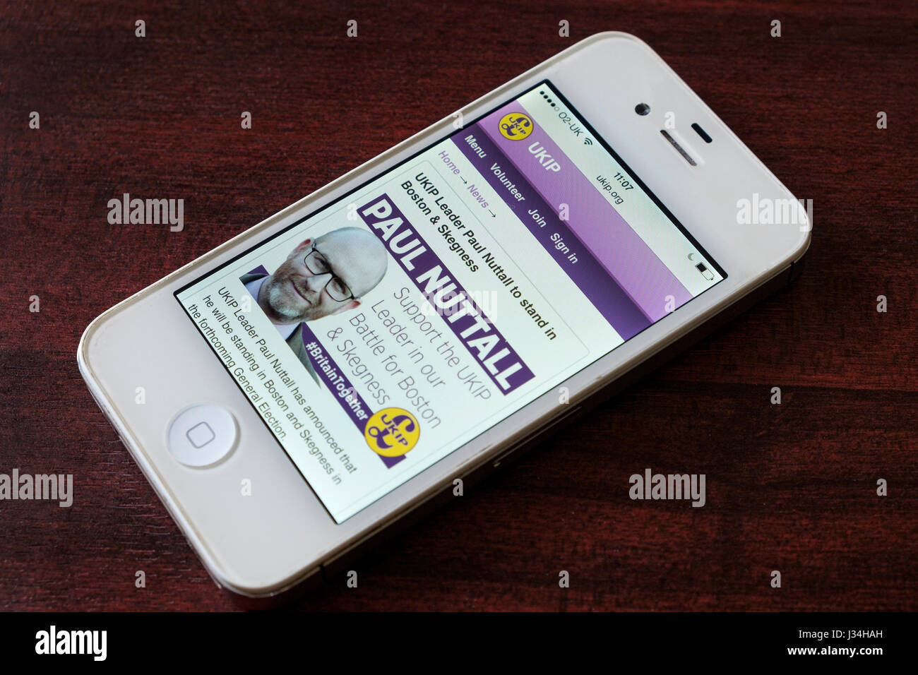 UKIP-Partei-Webseite mit Paul Nuttall-Anweisung für den 2017 General #GE2017 Wahlkampf auf einem Smartphone Handy-Bildschirm angezeigt Stockfoto