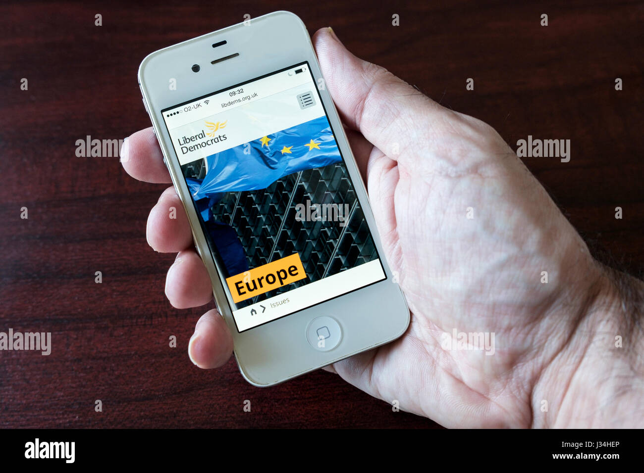 Liberal Democrats Party 2017 Parlamentswahlen #GE2017 Kampagne Webseite über Europa auf einem Smartphone Handy-Bildschirm angezeigt Stockfoto