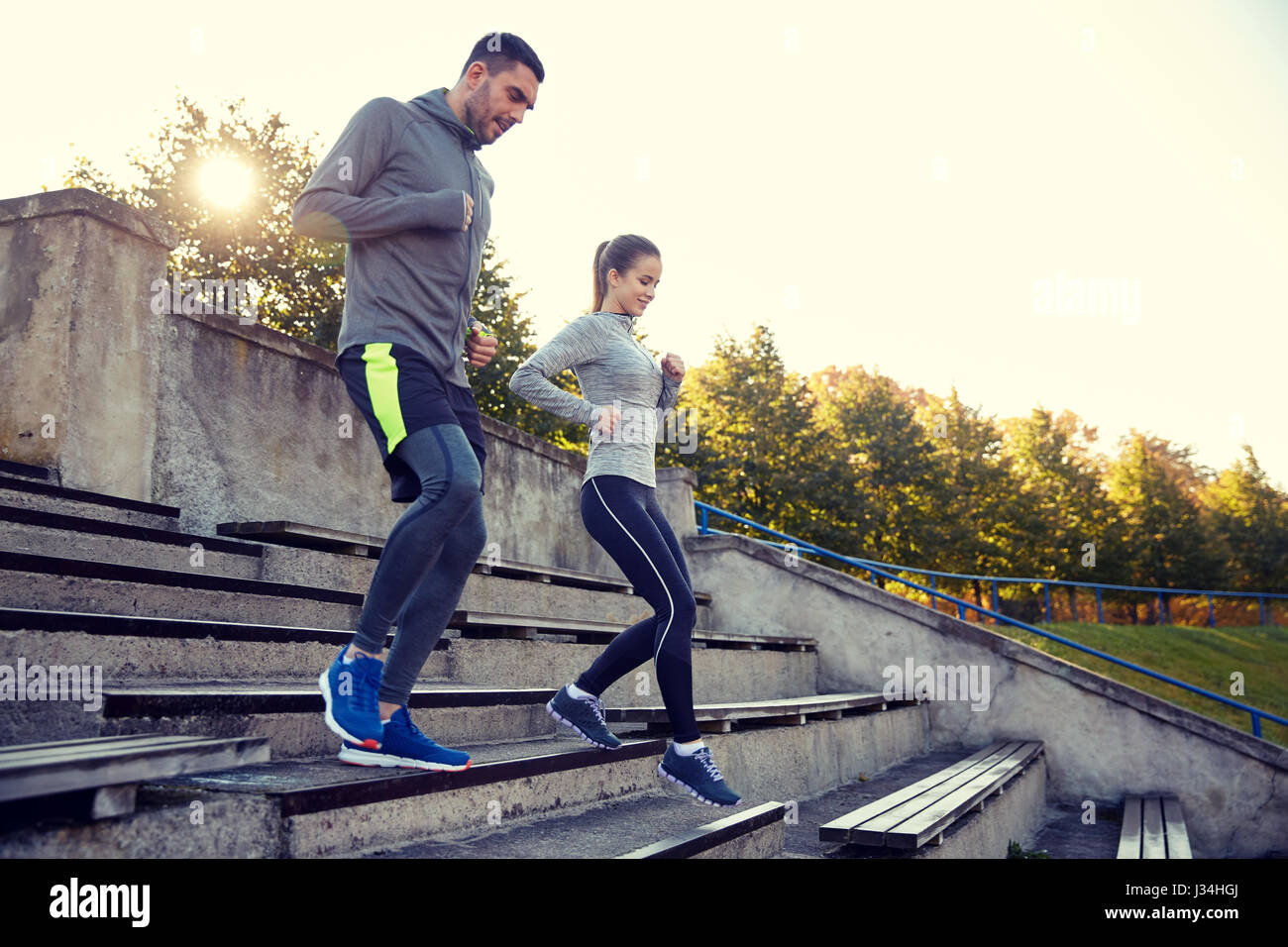 paar auf Stadion im Erdgeschoss ausgeführt Stockfoto
