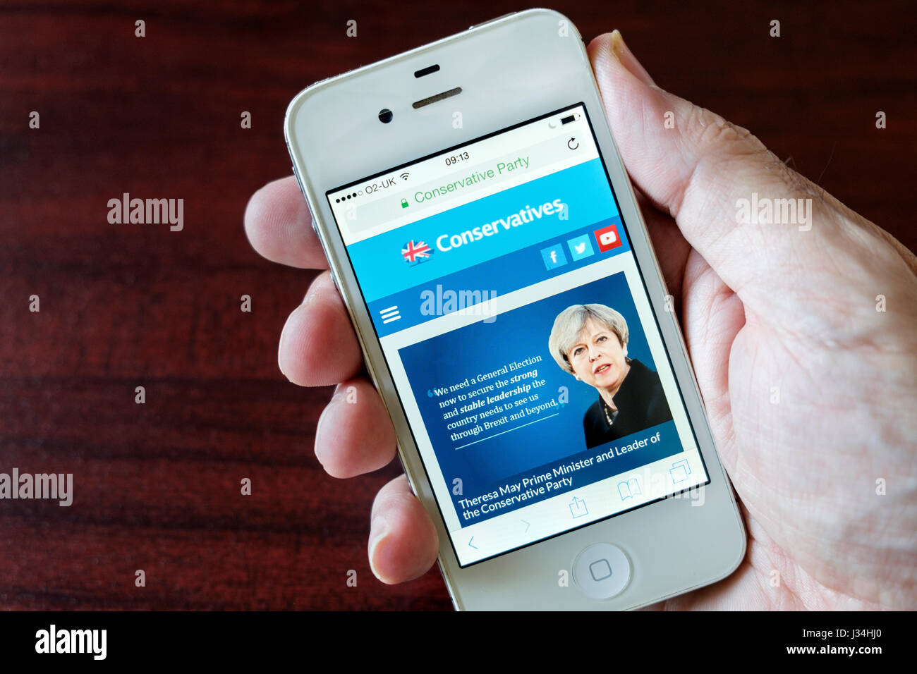 Webseite der konservativen Partei mit Theresa May-Anweisung für den 2017 General #GE2017 Wahlkampf betrachtet auf einem Smartphone Handy-Bildschirm Stockfoto