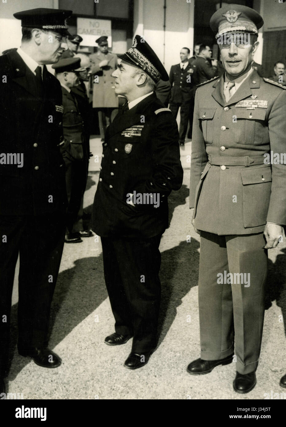 Admirale Emilio Ferreri, Andre G. LeMonnier und General Eficio Marras, Camp Voluceau, Louveciennes, Frankreich Stockfoto
