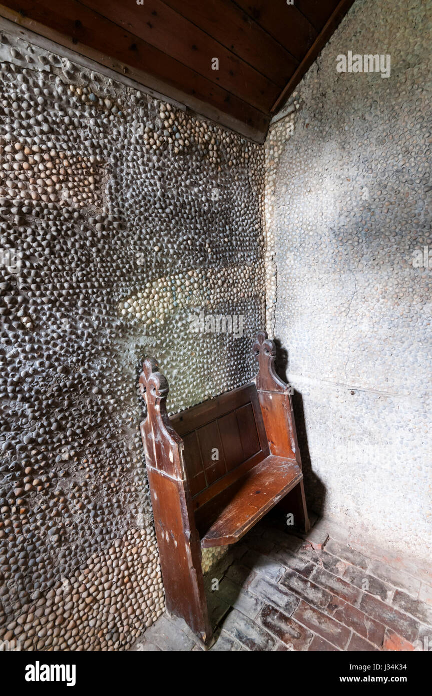 Die Wände der Sakristei in St. James Church, Kühlung, Herzmuschel Muscheln bedeckt sind.  Die Arbeit von viktorianischen Kirchendiener. Stockfoto