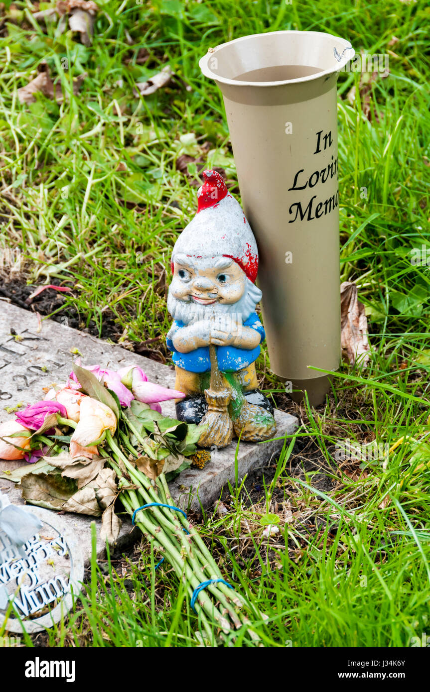 Gartenzwerg auf einem Grab ein Denkmal... Stockfoto