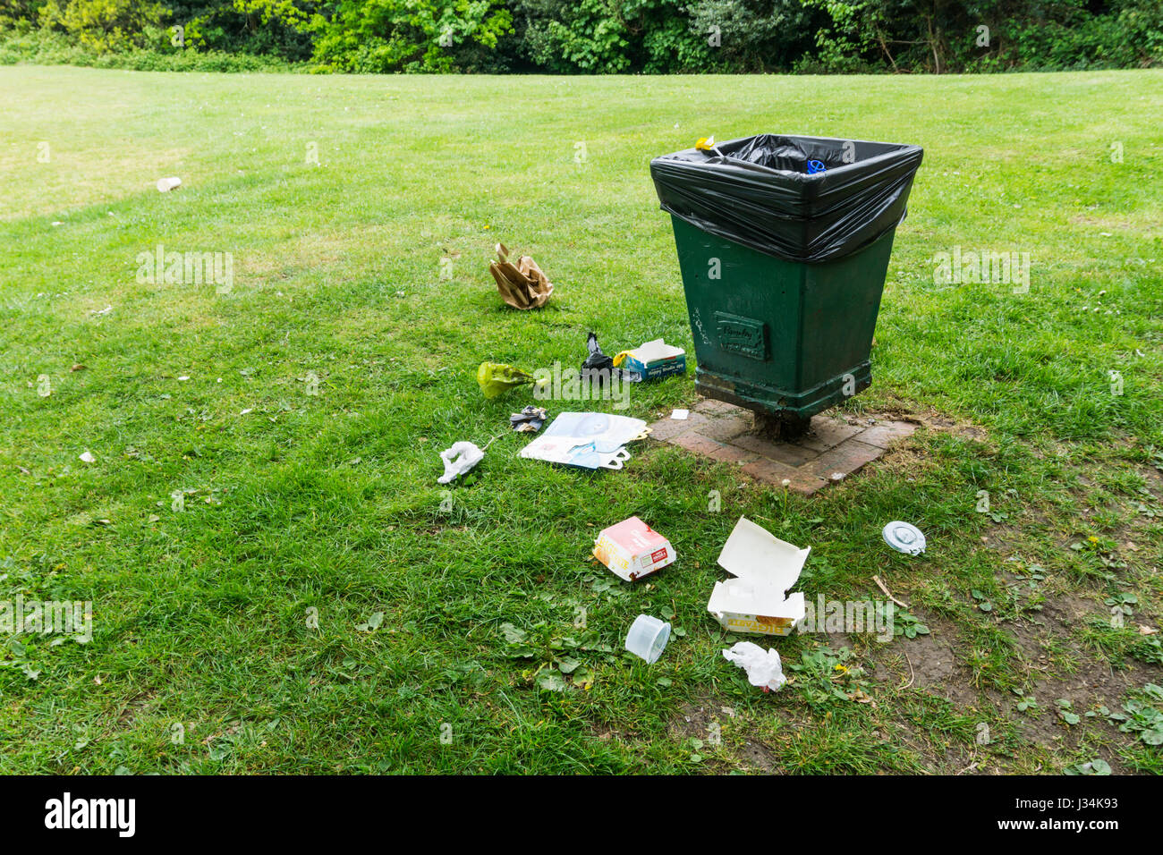 Fast-Food Verpackungen Abfall verstreut einem Abfallbehälter in Bromley, Südlondon. Stockfoto