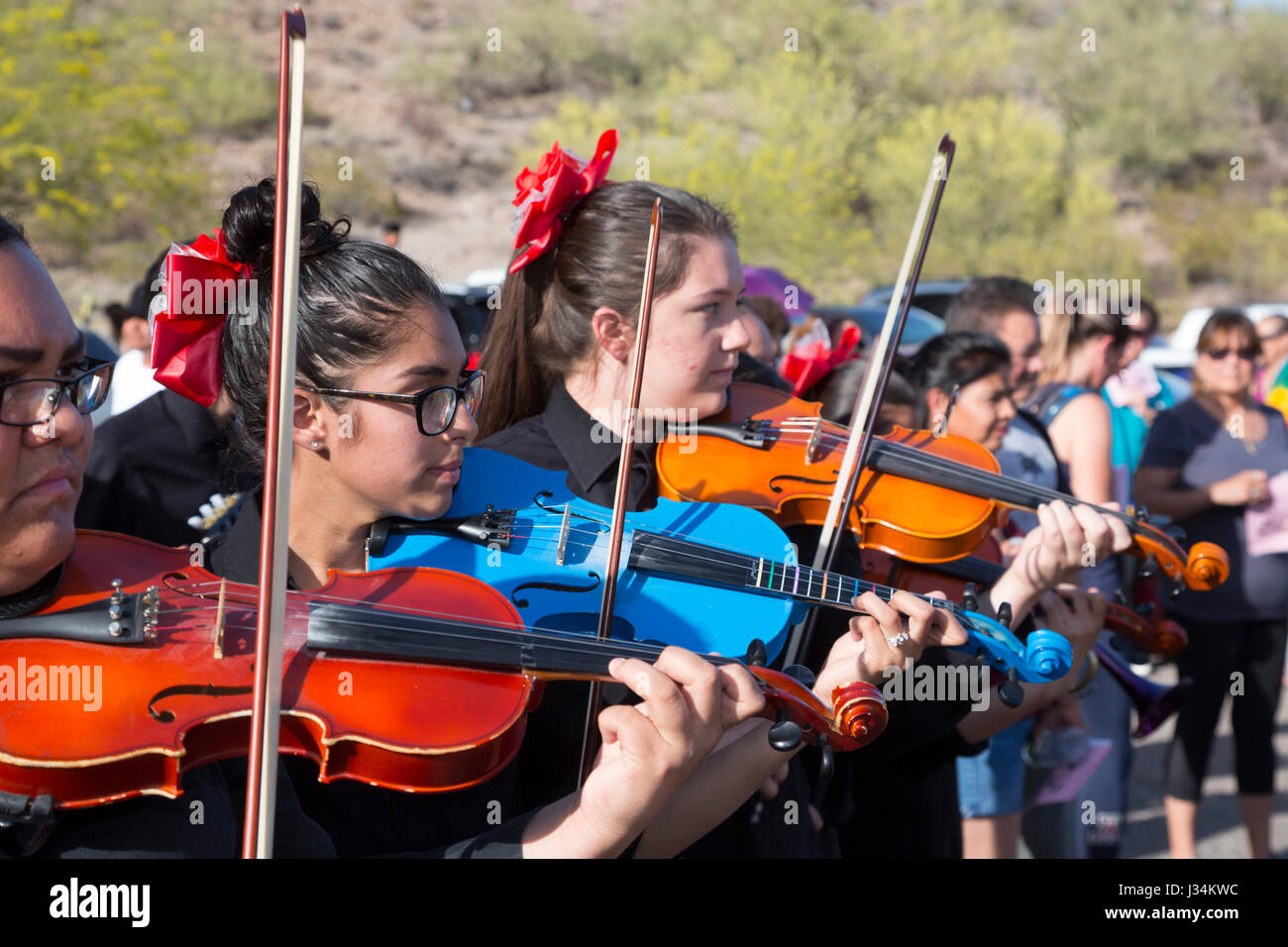Tucson, Arizona - Musiker spielen zum Jahresbeginn eine jährliche Karfreitags-Prozession in die Teilnehmer ein großes Kreuz Sentinel Berg hinauf tragen. Die Stockfoto