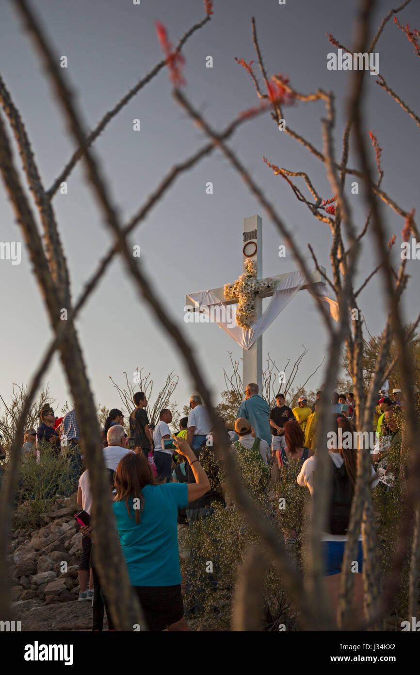 Tucson, Arizona - Teilnehmer in einem jährlichen Karfreitags-Prozession tragen ein großes Kreuz Sentinel Berg hinauf. Die Prozession hält für Stationen von der Stockfoto