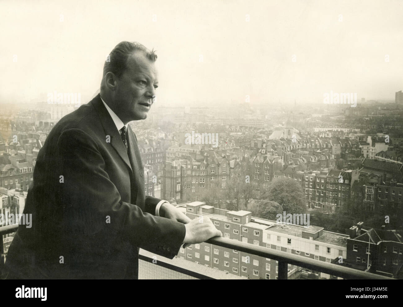 Bundeskanzler Willy Brandt Blick auf London von Carlton Tower Hotel, Großbritannien Stockfoto