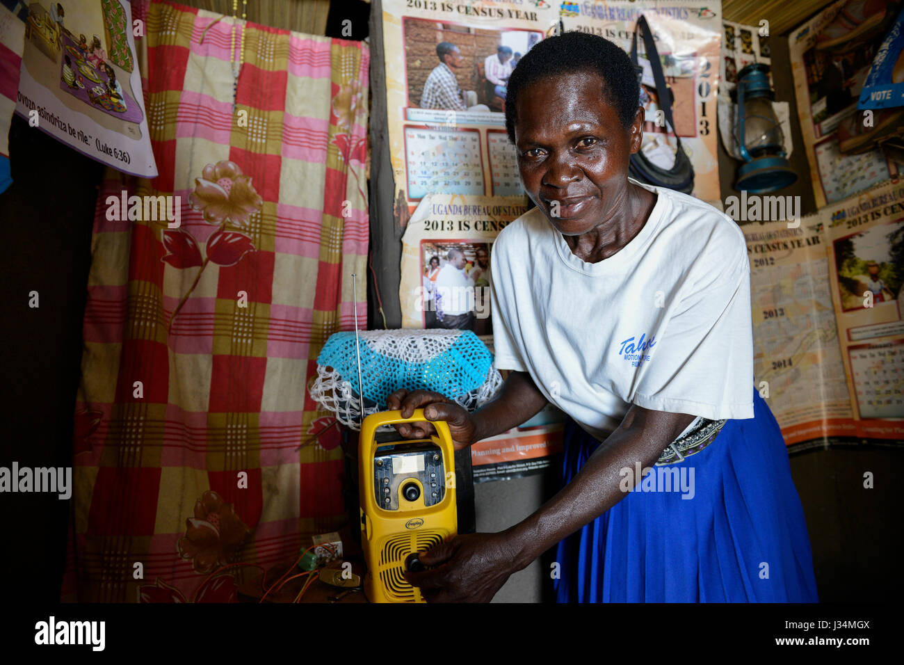 UGANDA, Arua, Dorf zwischen, Frau Mary Olero mit gelben Freeplay Radio Stockfoto