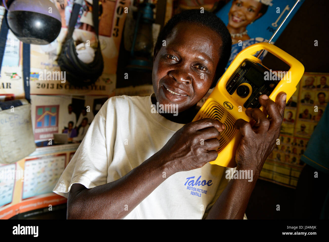 UGANDA, Arua, Dorf zwischen, Frau Mary Olero mit gelben Freeplay Radio Stockfoto