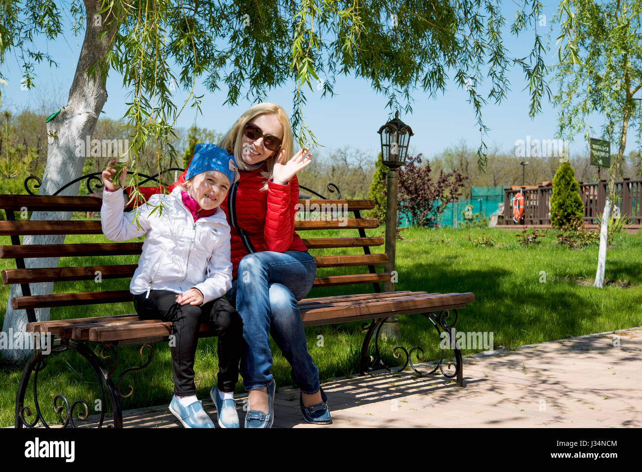 kleines Mädchen mit Mutter im Park Stockfoto