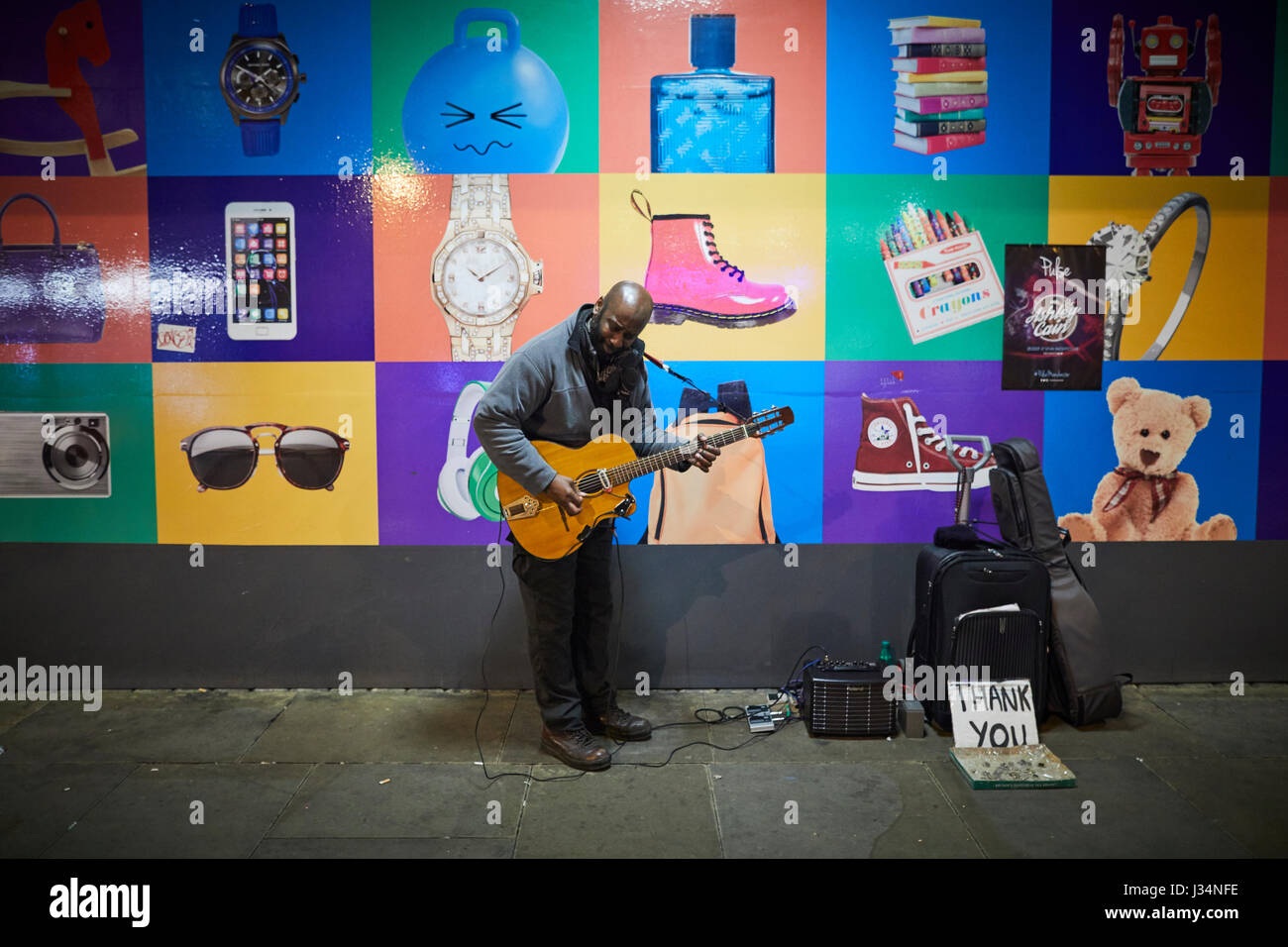 Manchester City Center spät in die Nacht busker Stockfoto