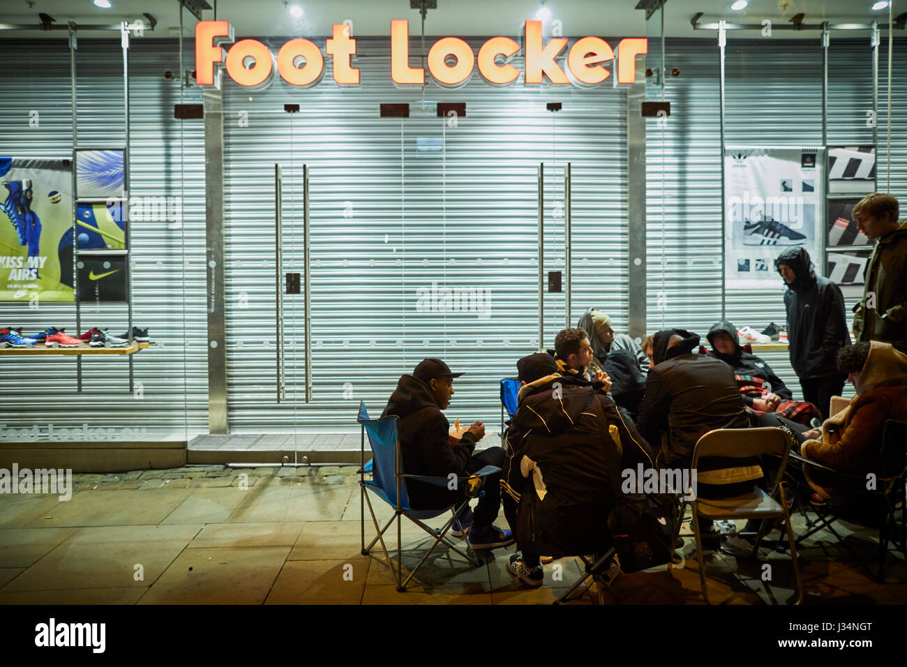 Manchester Stadtzentrum Foot Locker Shop, schlafen Jugendliche heraus, die erste neue Nike Air Trainer zu kaufen, Stockfoto