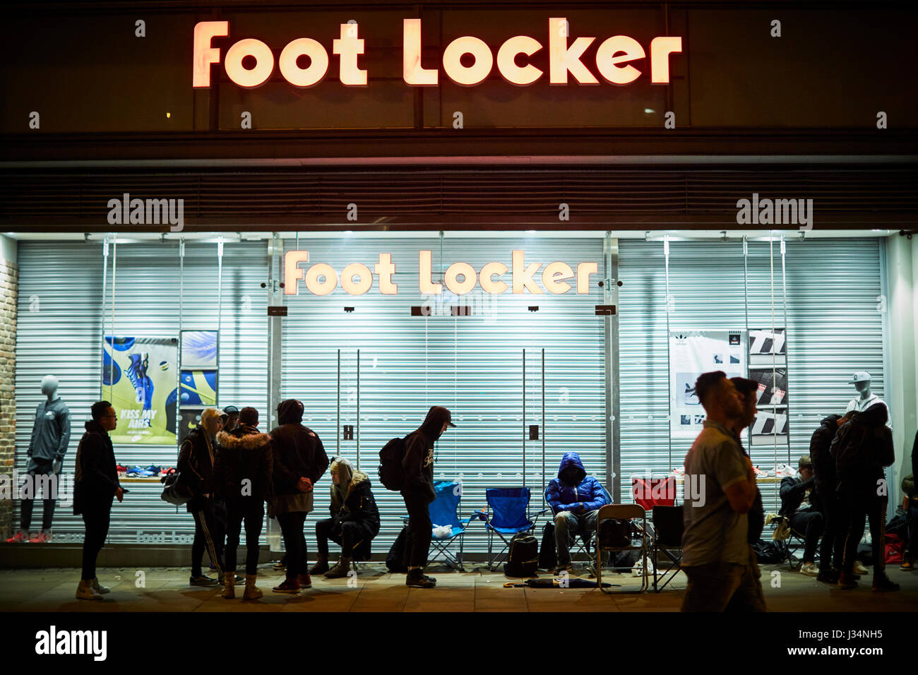 Manchester Stadtzentrum Foot Locker Shop, schlafen Jugendliche heraus, die erste neue Nike Air Trainer zu kaufen, Stockfoto