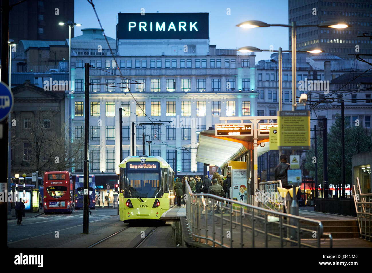 Manchester Stadtzentrum am frühen Morgen Metrolink Straßenbahn am Piccadilly Gardens. Stockfoto