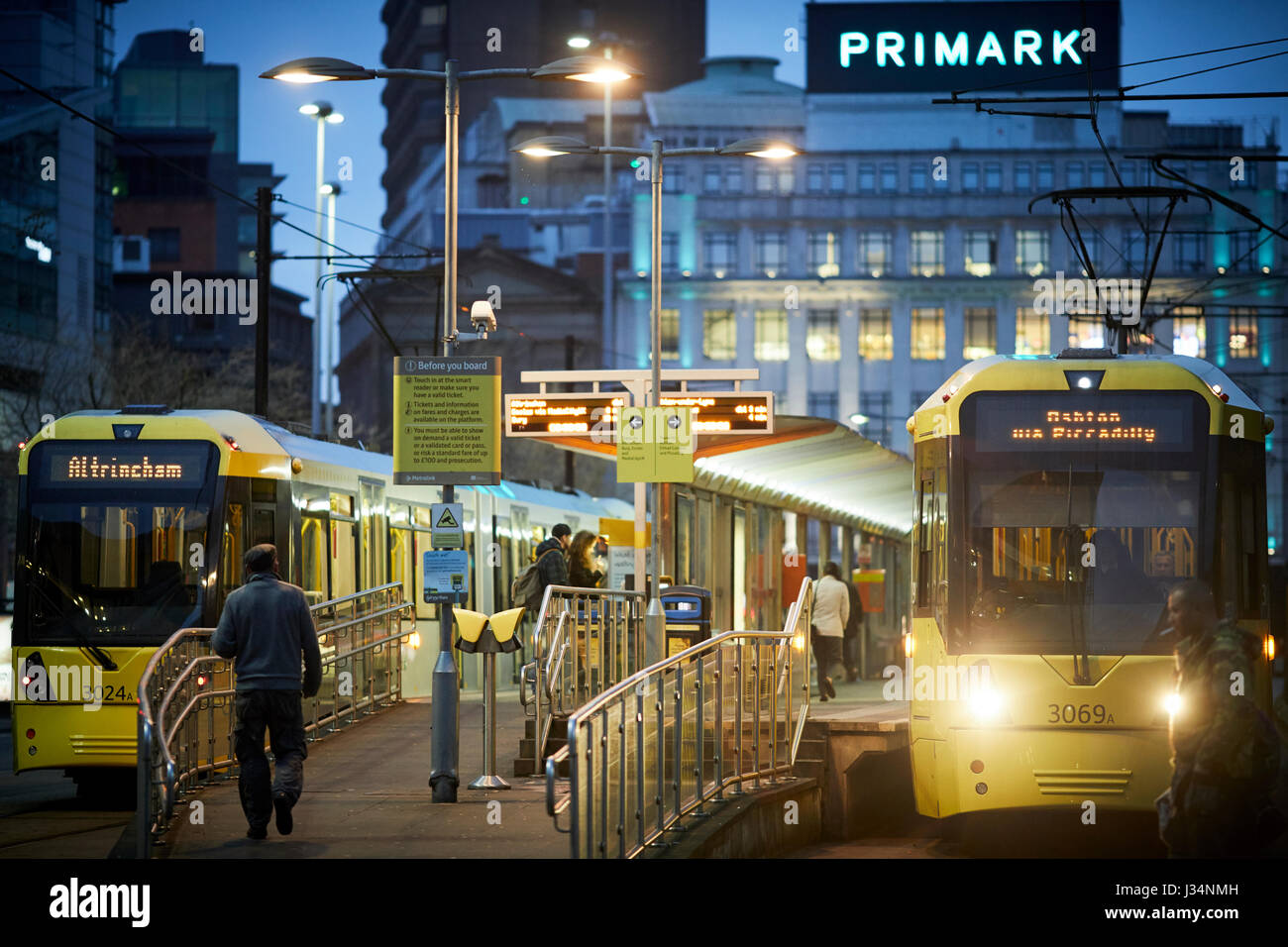 Manchester Stadtzentrum am frühen Morgen Metrolink Straßenbahn am Piccadilly Gardens. Stockfoto