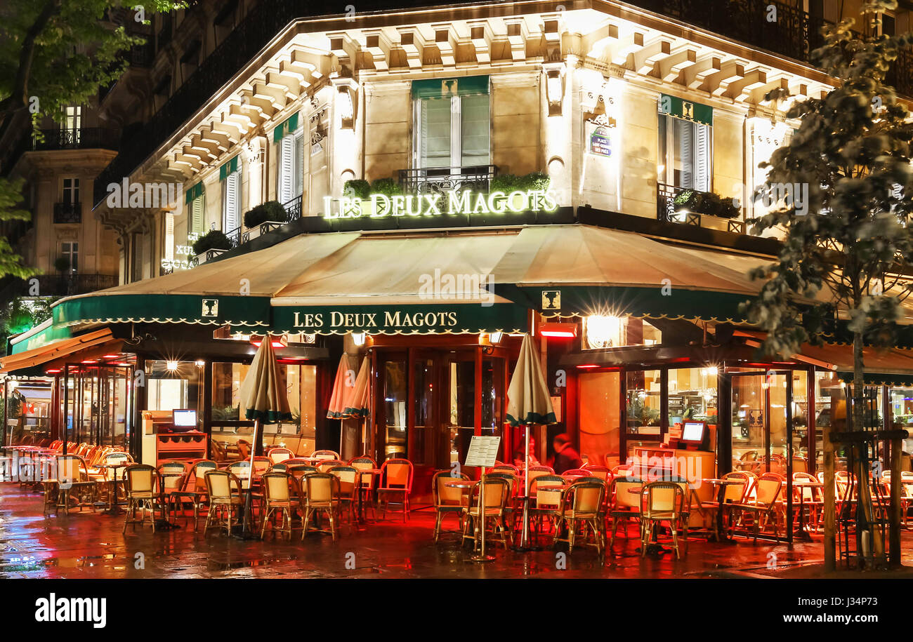 Paris, Frankreich-April 30, 2017: Das berühmte Café Les Deux Magots befindet sich am Boulevard Saint-Germain. Es war einst das Zuhause für intellektuelle Sterne aus er Stockfoto