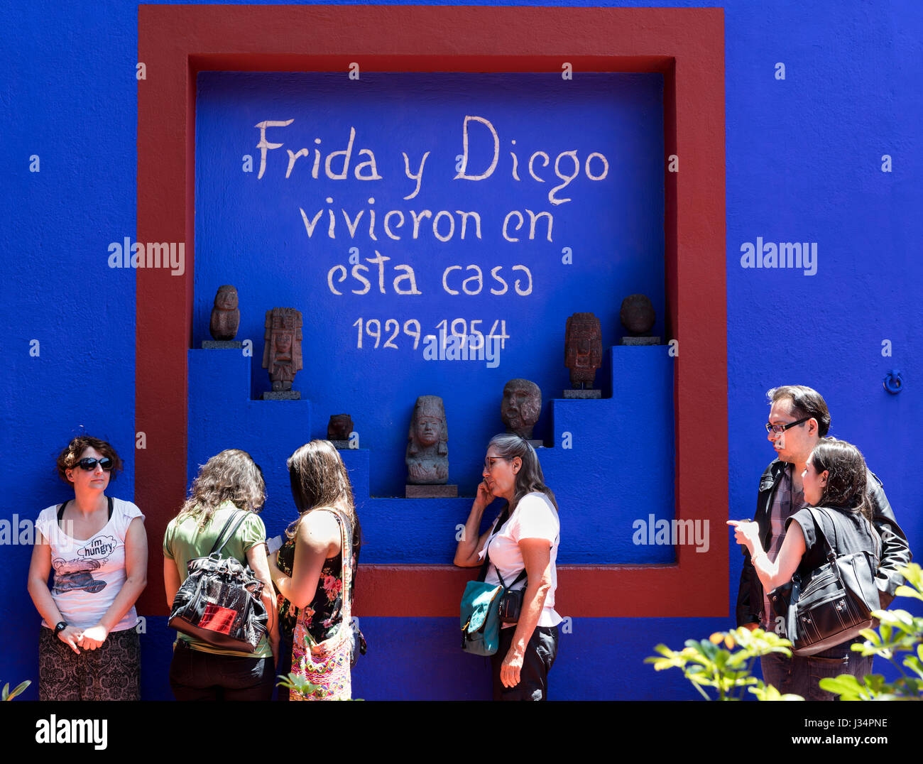 Mexiko-Stadt, Mexiko - 22. April 2017: Touristen auf Linie wartet auf Aufnahme in das Frida Kahlo Museum. Schild "Frida & Diego lebte in diesem Haus." Stockfoto