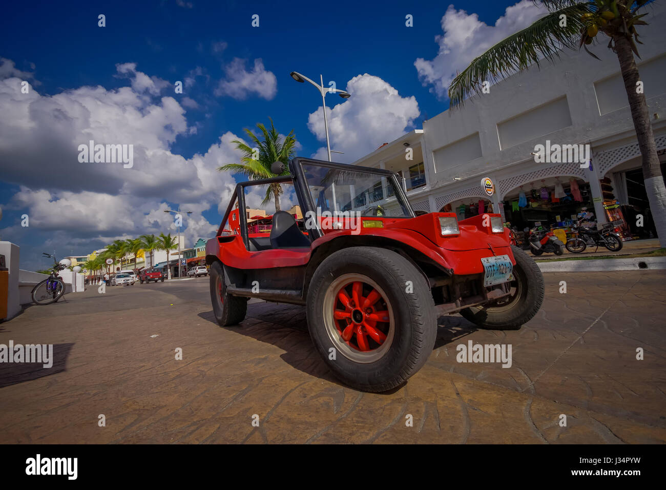 COZUMEL, Mexiko - 23. März 2017: Bunte roten Jeep Auto mieten einige  Touristen zu die attraktivsten Orten rund um den schönen Cozumel, sehr  nützlich für Stoned Straßen zu besuchen, wo Convencional Autos