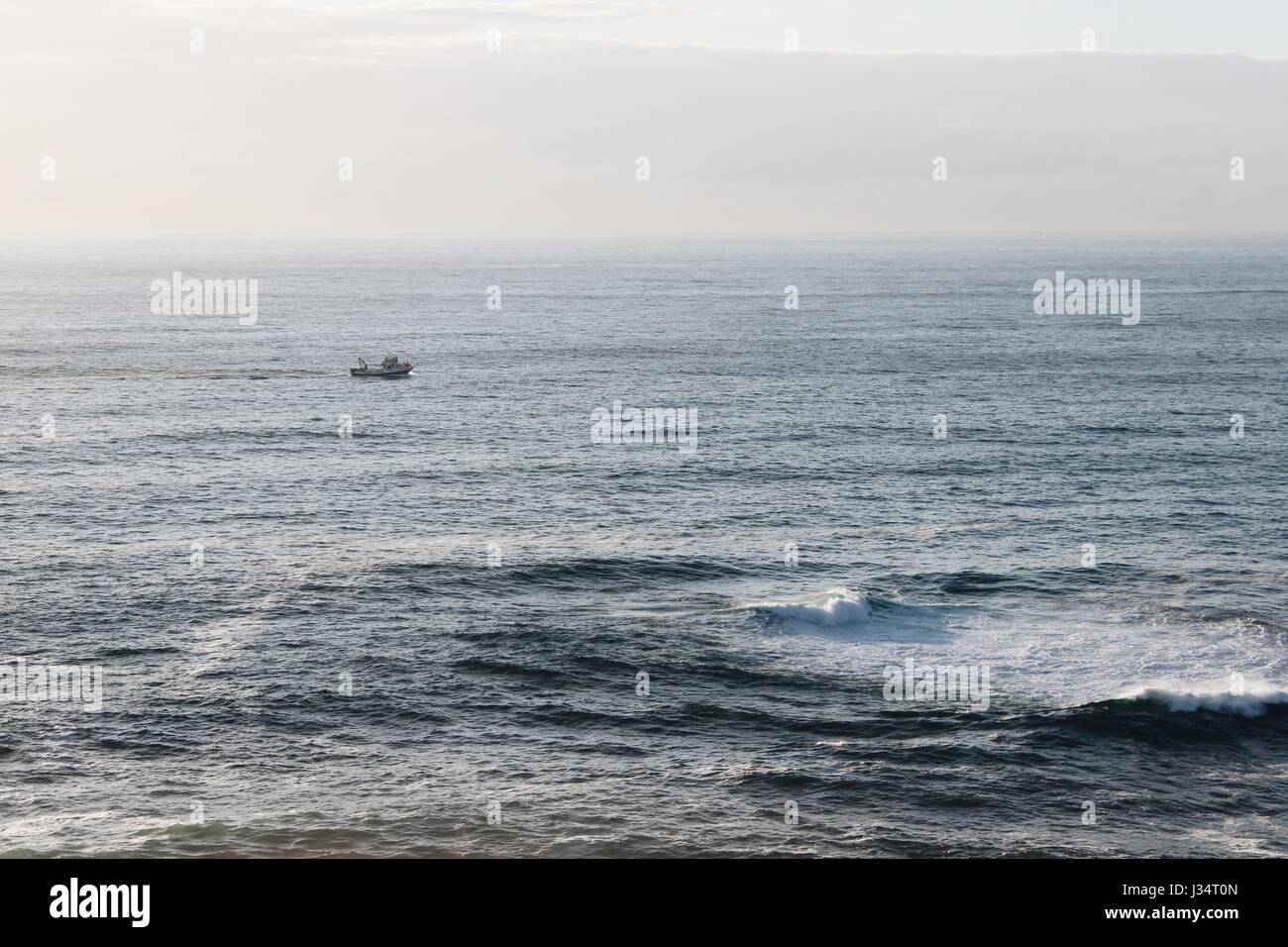 Angelboot/Fischerboot verlassen Land bei Sonnenuntergang in der Küste von Galicien, Spanien Stockfoto