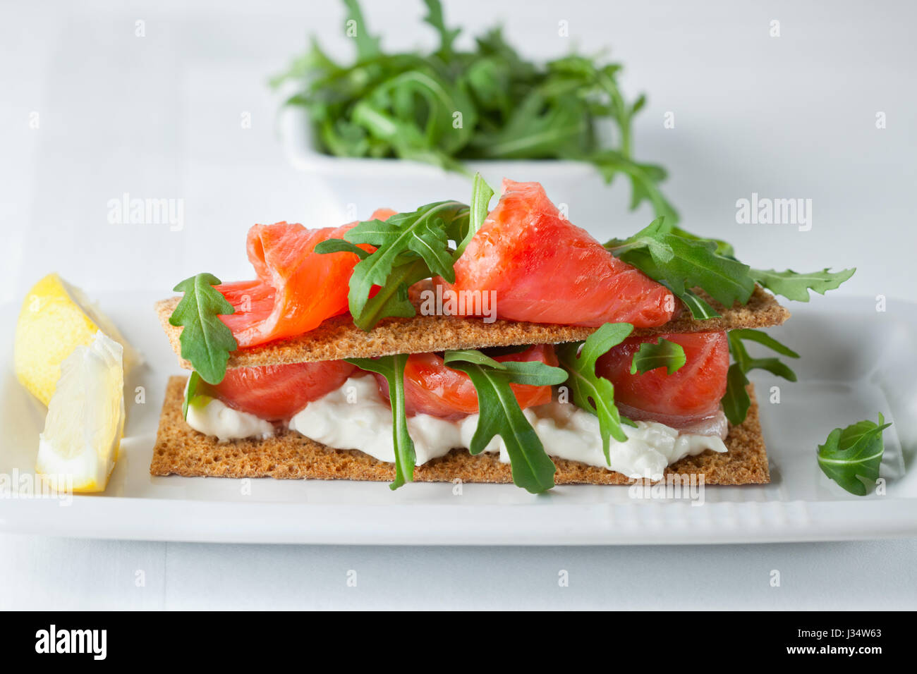 Geräucherter Lachs Häppchen mit Frischkäse Stockfotografie - Alamy