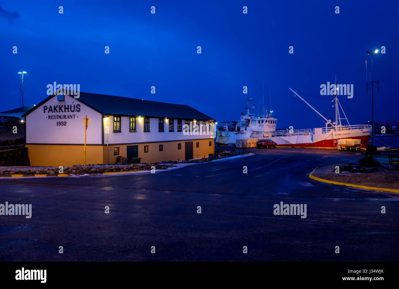 HOFN, Island - ca. März 2015: Port Hofn in Island in der Nacht. Stockfoto