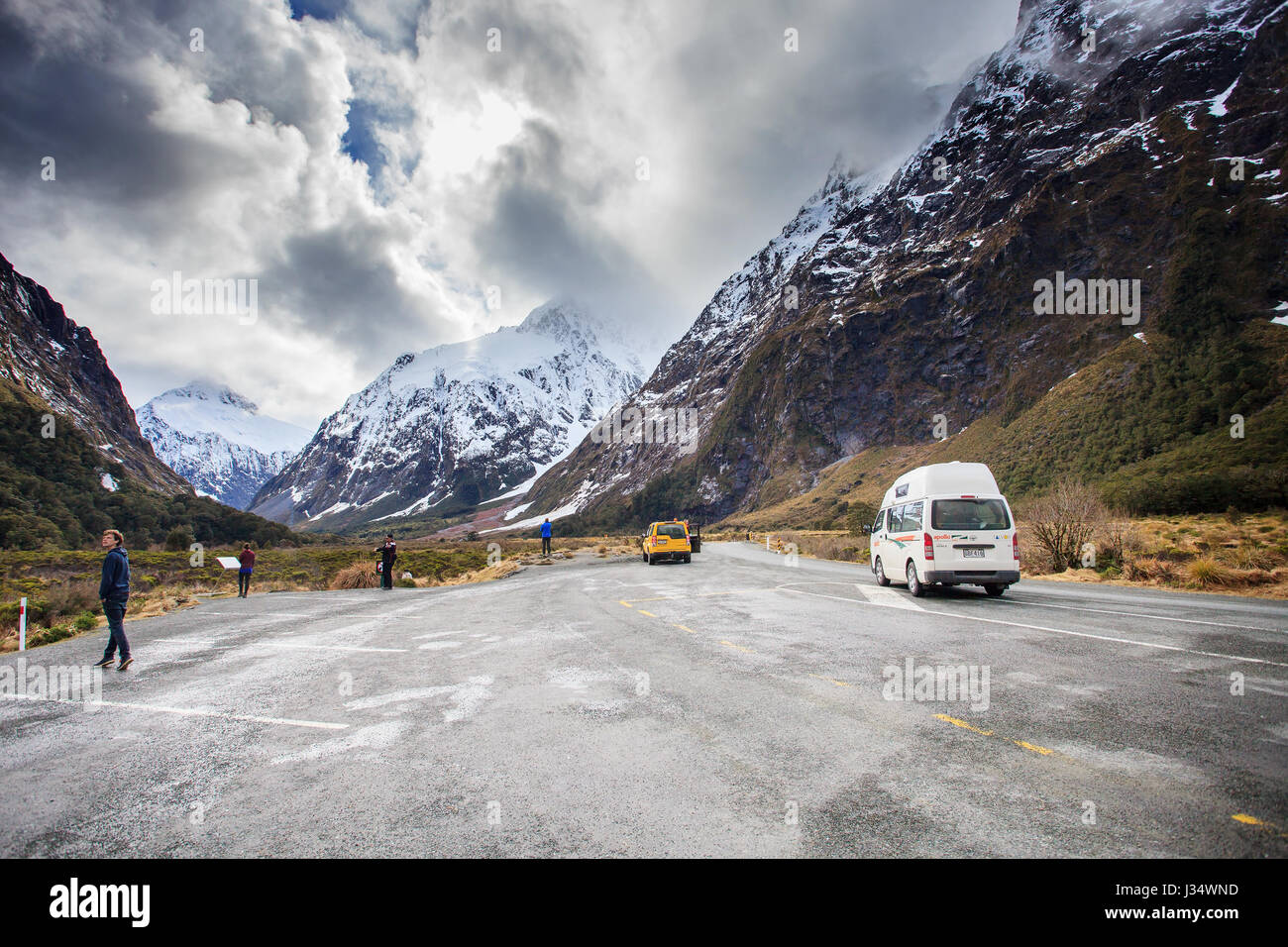 MILFORD SOUND-Neuseeland-AUGUST 30: Besucher Rest eine Fahrt an Affen Creek Aussichtspunkt an der Straße in Milmord Ton Fjord Land Nationalpark auf august Stockfoto