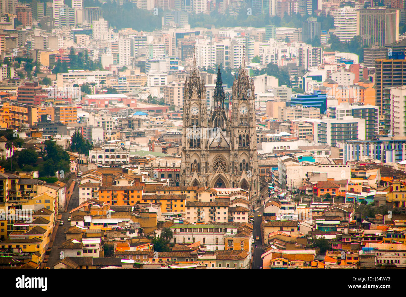 QUITO, ECUADOR - 23. März 2017: die Basilika von Quito, Ecuador überragt die historische Altstadt Stockfoto