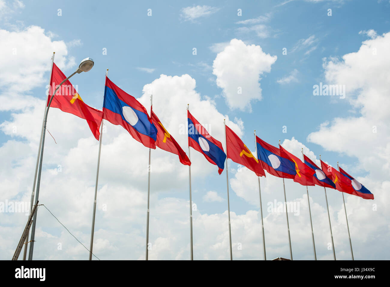 Loa und kommunistische Partei Fahnen, Vientiane Stockfoto