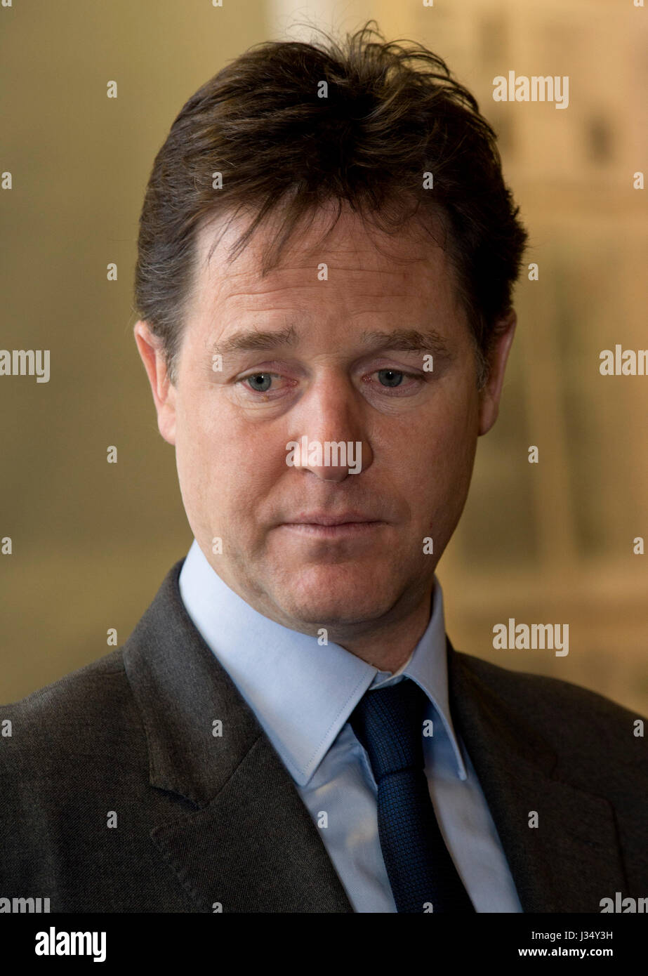 Mp Liberaldemokraten Nick Clegg Porträts und Besuch von Herzen fm Radio Station in Bristol. Stockfoto