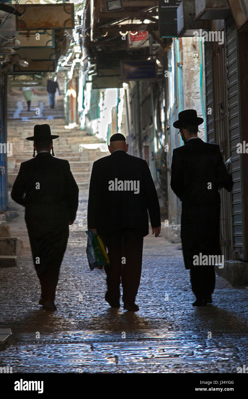 Jüdische Menschen zu Fuß in einer engen Straße von Jerusalem, Israel. Stockfoto