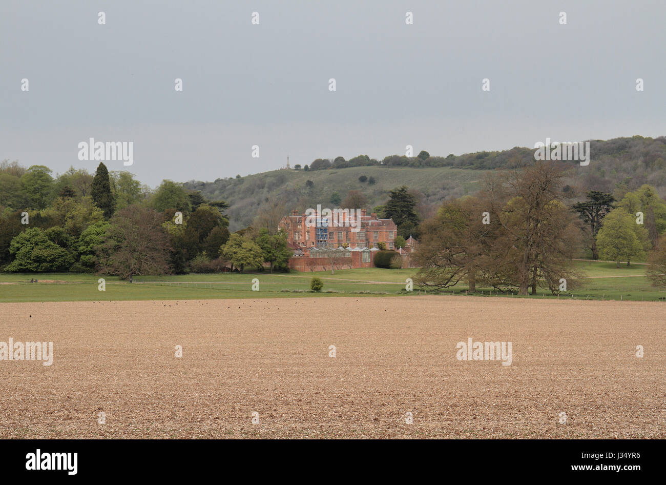 Blick über ein leeres Feld in Richtung Chequers (Chequers Court), der Landsitz des Premierministers des Vereinigten Königreichs. Stockfoto