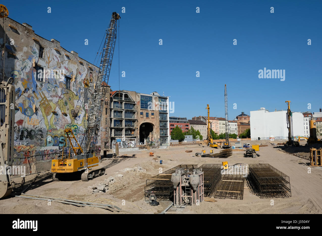 Berlin, Deutschland - 30. April 2017: Baustelle im Kunsthaus Tacheles. Das Tacheles wurde ein Kunstzentrum in Berlin-Mitte Stockfoto
