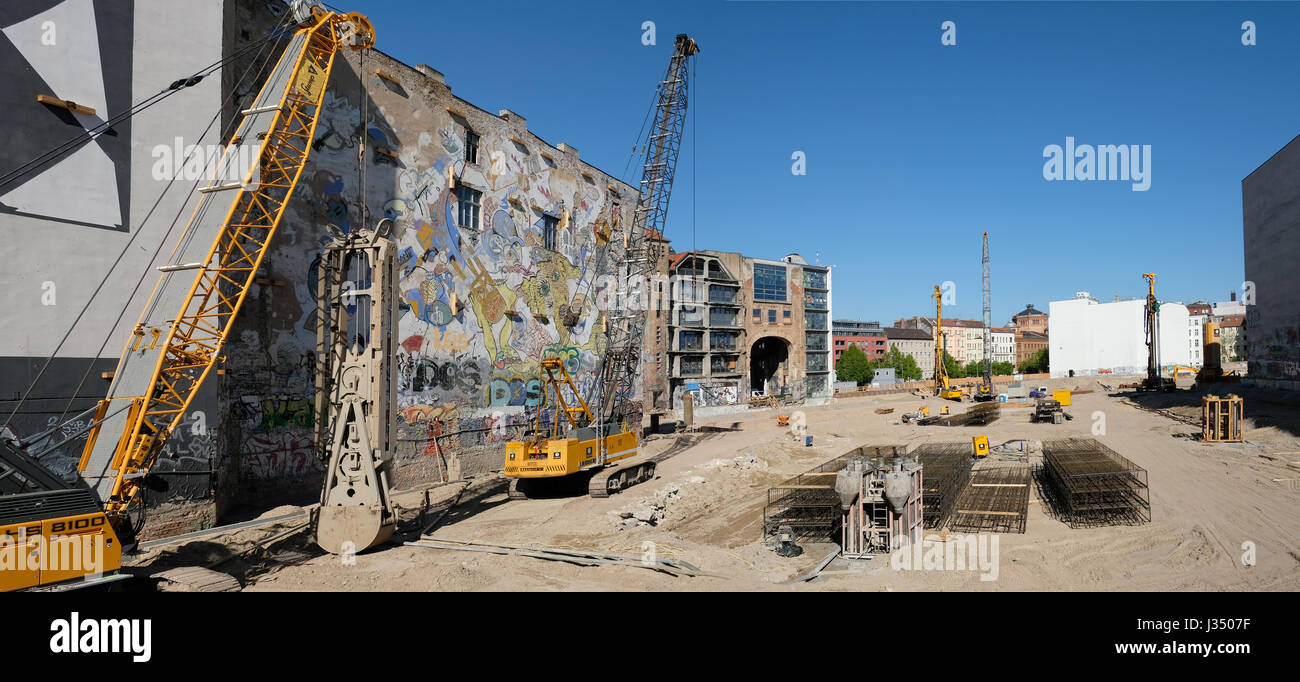 Berlin, Deutschland - 30. April 2017: Baustelle im Kunsthaus Tacheles. Das Tacheles wurde ein Kunstzentrum in Berlin-Mitte Stockfoto