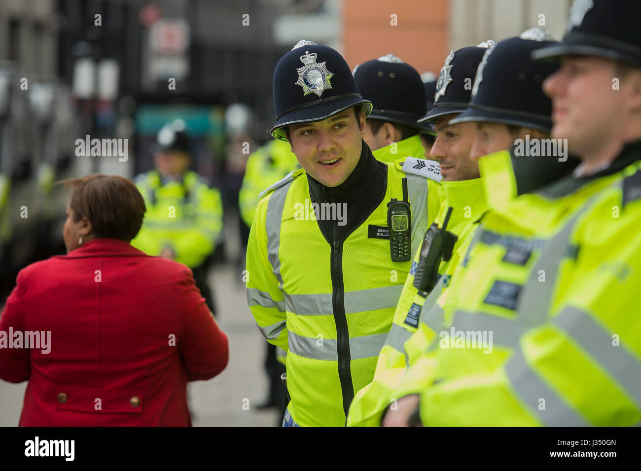 Die Polizeiabsperrung wartet auf den Start - The May Day März von Clerkenwell Green endet mit einer Kundgebung auf dem Trafalgar Square - gegen Kürzungen und Anti ' Gewerkschaft Gesetze. Es wurde von mehreren Gewerkschaften einschließlich UNITE, PCS, ASLEF, RMT, TSSA, Nuss, FBU, GMB und unisono sowie der Völker-Montage, Rentner Organisationen und Vertretungsorganisationen der Wanderarbeitnehmer & Gemeinschaften unterstützt. Stockfoto