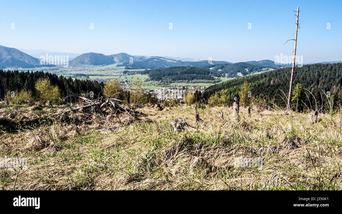 Berglandschaft der Region Kysuce in der Slowakei mit Dörfer, Landschaften, Berge, Wiese und klaren Himmel Stockfoto