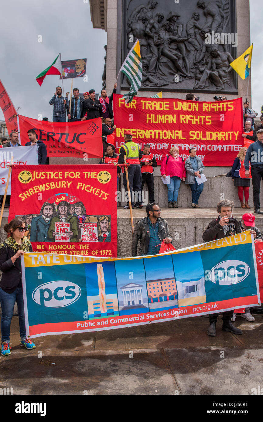 Der Maifeiertag Marsch von Clerkenwell Green endet mit einer Kundgebung auf dem Trafalgar Square - gegen Kürzungen und Anti ' Gewerkschaft Gesetze. Es wurde von mehreren Gewerkschaften einschließlich UNITE, PCS, ASLEF, RMT, TSSA, Nuss, FBU, GMB und unisono sowie der Völker-Montage, Rentner Organisationen und Vertretungsorganisationen der Wanderarbeitnehmer & Gemeinschaften unterstützt. Stockfoto