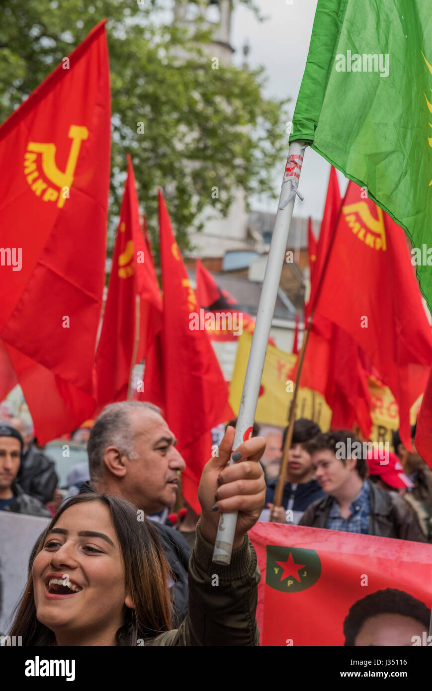 Der kurdischen Arbeiterpartei (PKK) zeigen Sie ihre Unterstützung für ihr Führer Abdullah Ocalaln - The May Day März von Clerkenwell Green endet mit einer Kundgebung auf dem Trafalgar Square - gegen Kürzungen und Anti ' Gewerkschaft Gesetze. Es wurde von mehreren Gewerkschaften einschließlich UNITE, PCS, ASLEF, RMT, TSSA, Nuss, FBU, GMB und unisono sowie der Völker-Montage, Rentner Organisationen und Vertretungsorganisationen der Wanderarbeitnehmer & Gemeinschaften unterstützt. Stockfoto