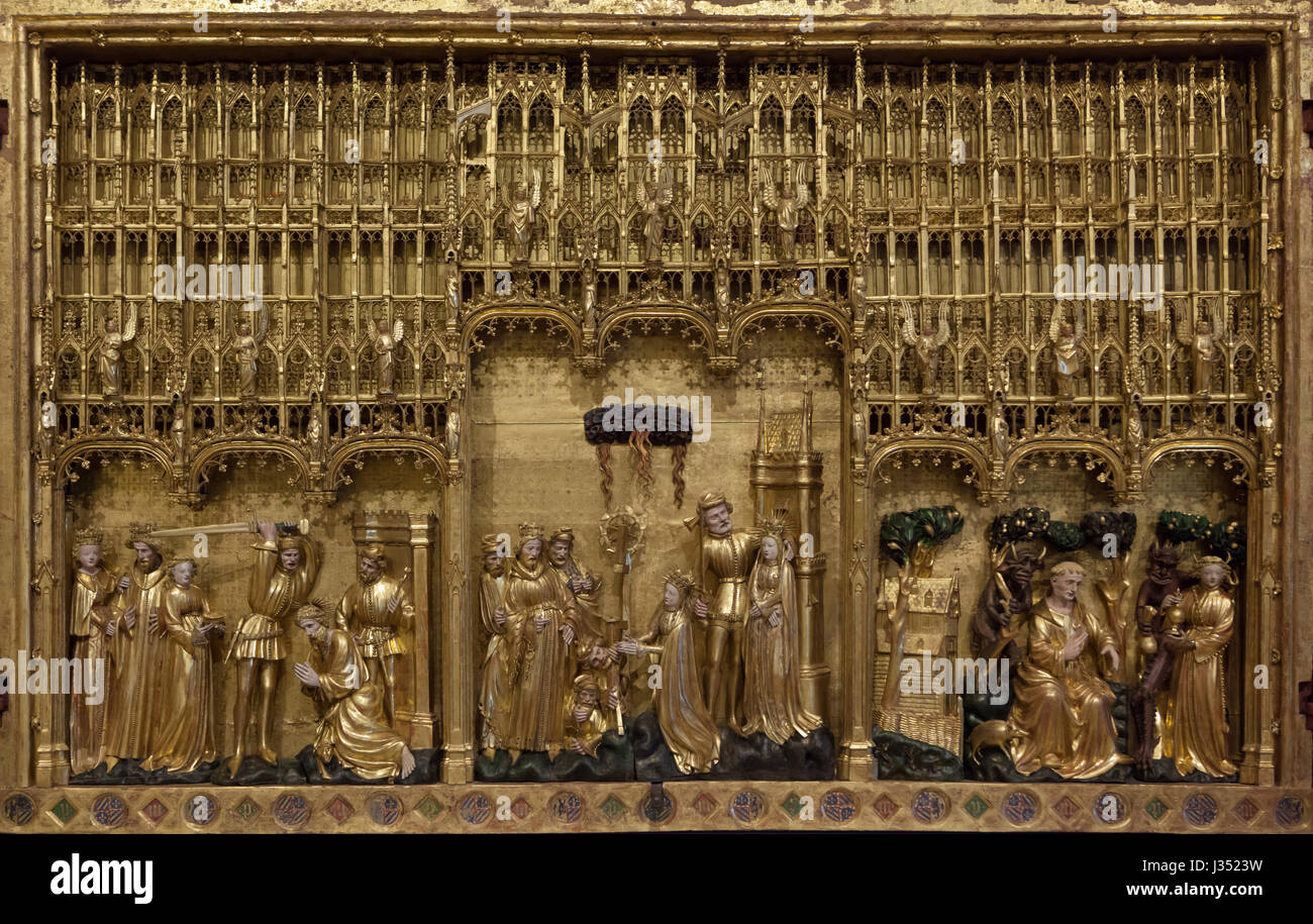 Altar der Heiligen und Märtyrer aus der Chartreuse de Champmol flämischen Renaissance-Bildhauers Jacques de Baerze (1390-1399) auf dem Display in das Musée des Beaux-Arts de Dijon (Museum of Fine Arts) in Dijon, Burgund, Frankreich. Die Enthauptung des Heiligen Johannes des Täufers, Martyrium der Heiligen Katharina von Alexandria und die Versuchung des Heiligen Antonius werden von links nach rechts dargestellt. Stockfoto