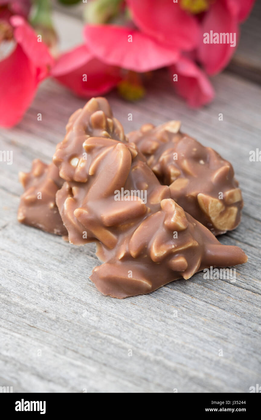 Besondere Schokolade Stücke auf hölzernen Hintergrund Stockfoto