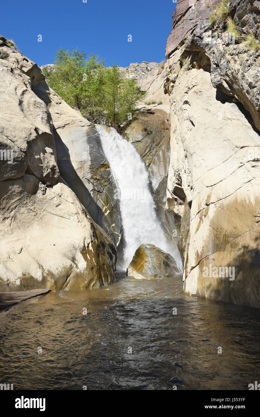 PALM SPRINGS, CA - 24. März 2017: Tahquitz fällt. Die 60-Fuß-Wasserfälle sind am oberen Ende des Canyons 2 Meile Loop Trail. Es ist das coolste und die meisten Stockfoto