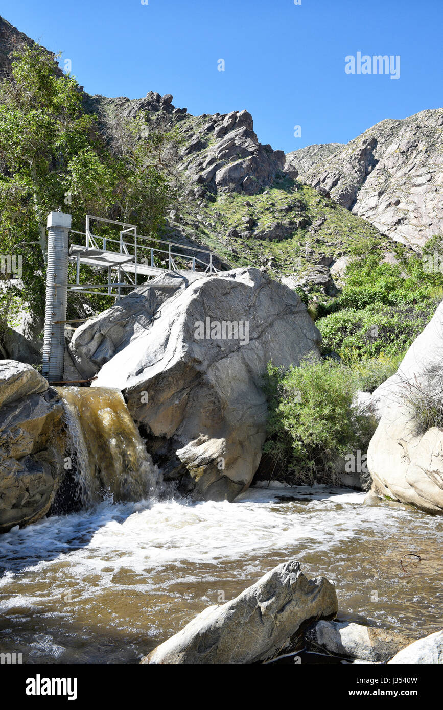 PALM SPRINGS, CA - 24. März 2017: United States Geological Survey Gaging Station im Tahquitz Canyon, Palm Springs, Kalifornien. Stockfoto