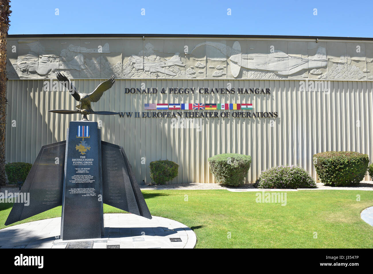 PALM SPRINGS, Kalifornien – 24. März 2017: Palm Springs Air Museum Distinguished Flying Cross Memorial. Mehr als 100.000 Besucher besichtigen jährlich die 65.000 Stockfoto